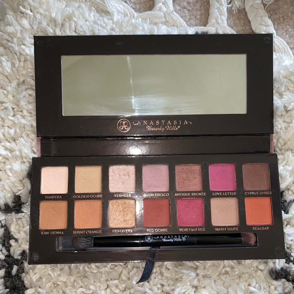 Anastasia Beverly Hills Modern Renaissance eyeshadow palette